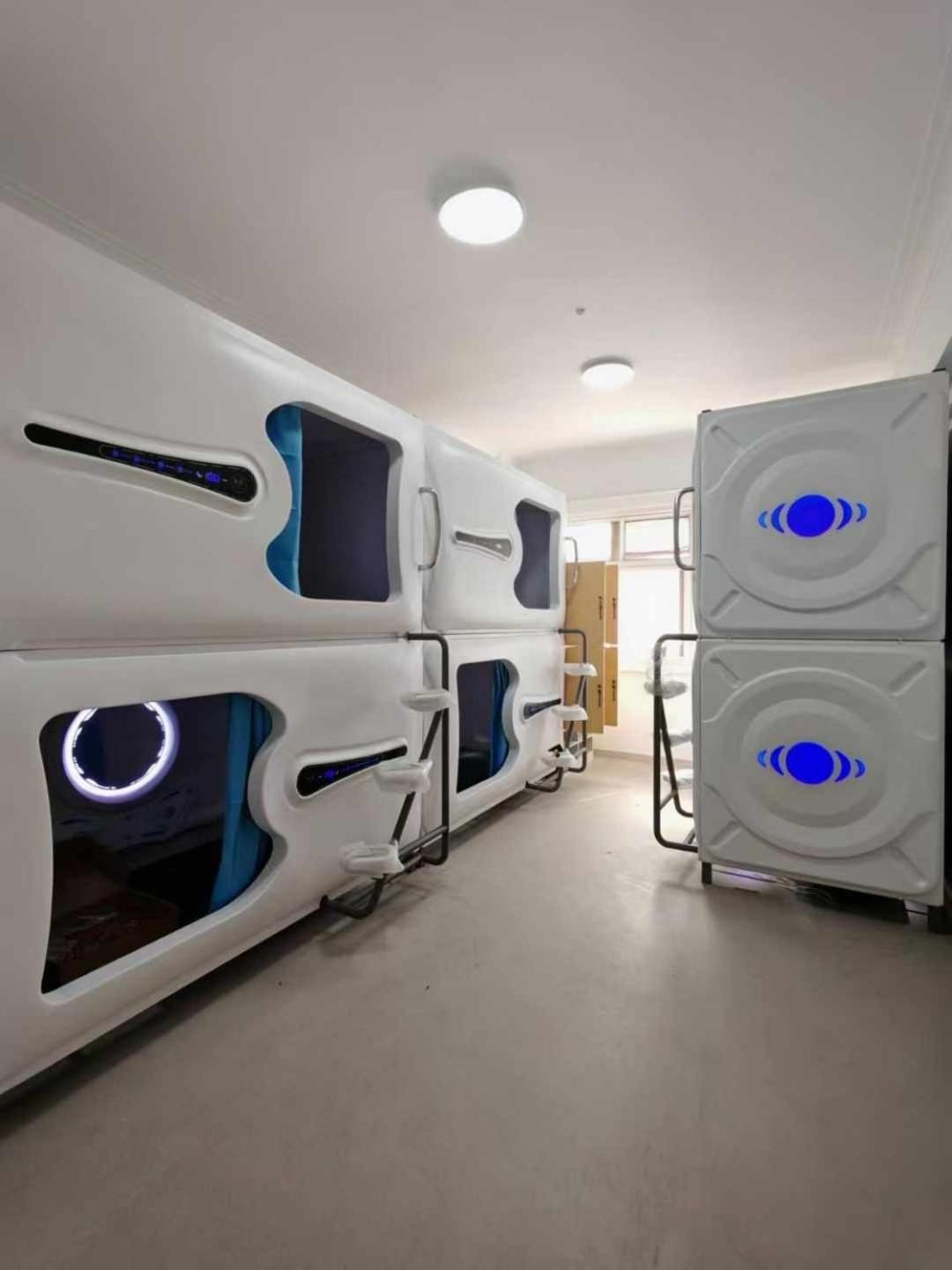 Hostel Space Capsule Madrid Luaran gambar