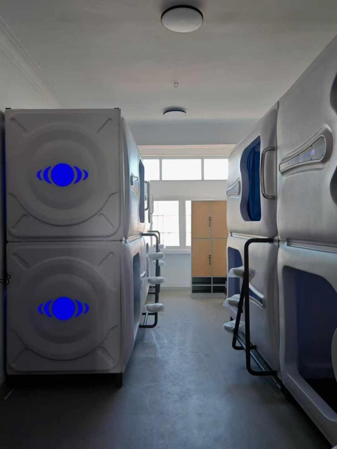 Hostel Space Capsule Madrid Luaran gambar