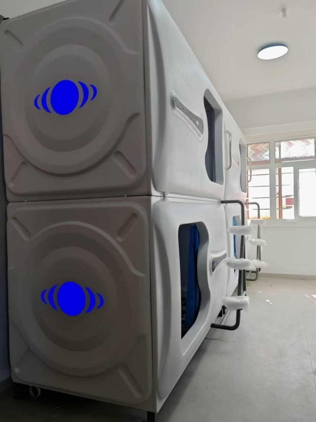 Hostel Space Capsule Madrid Luaran gambar