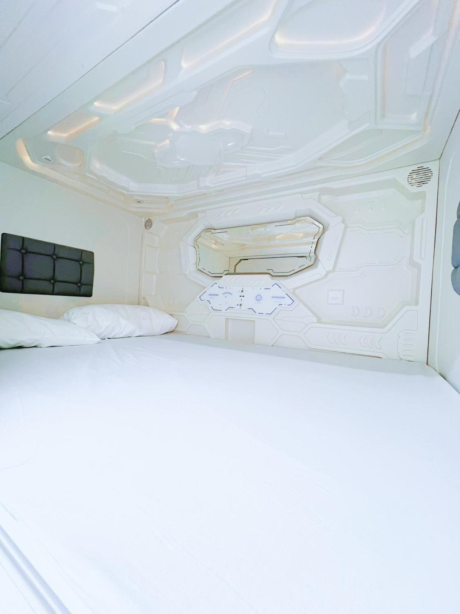 Hostel Space Capsule Madrid Luaran gambar