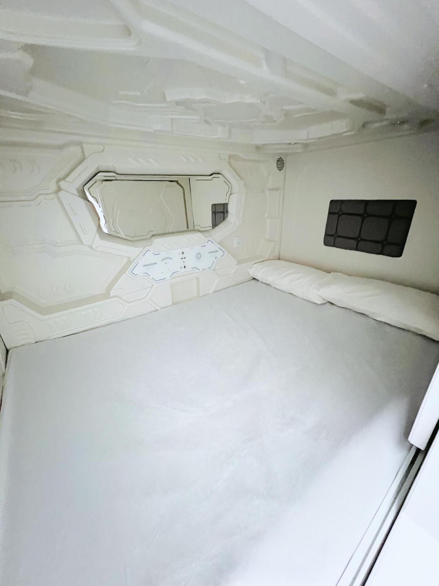 Hostel Space Capsule Madrid Luaran gambar