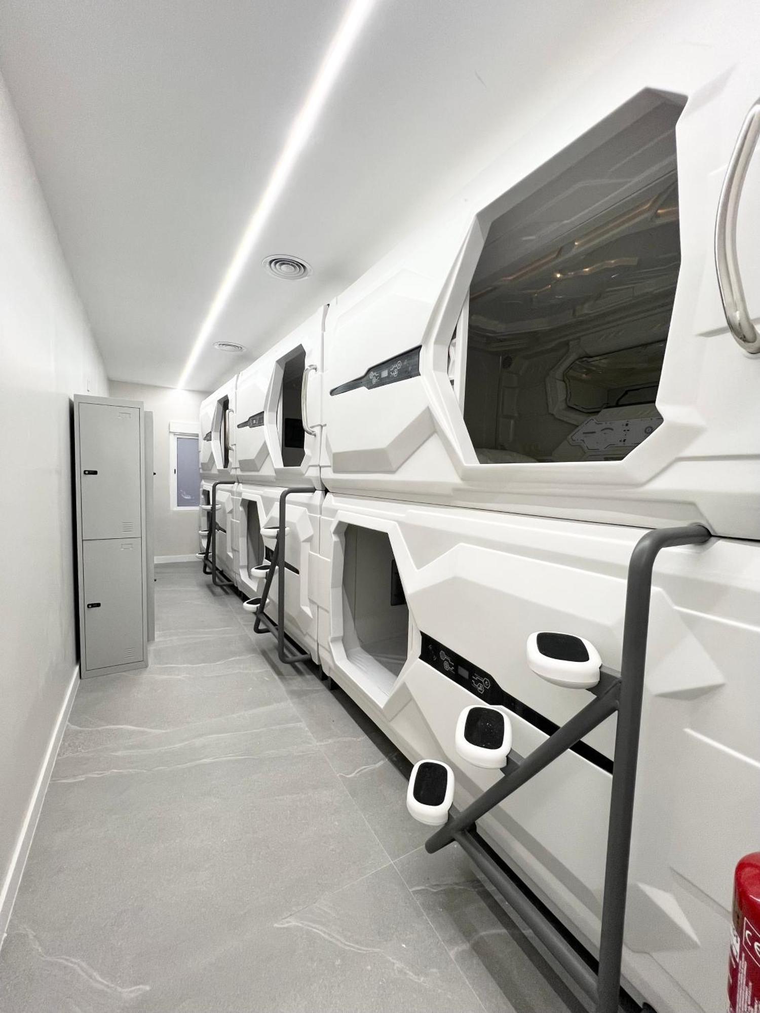 Hostel Space Capsule Madrid Luaran gambar