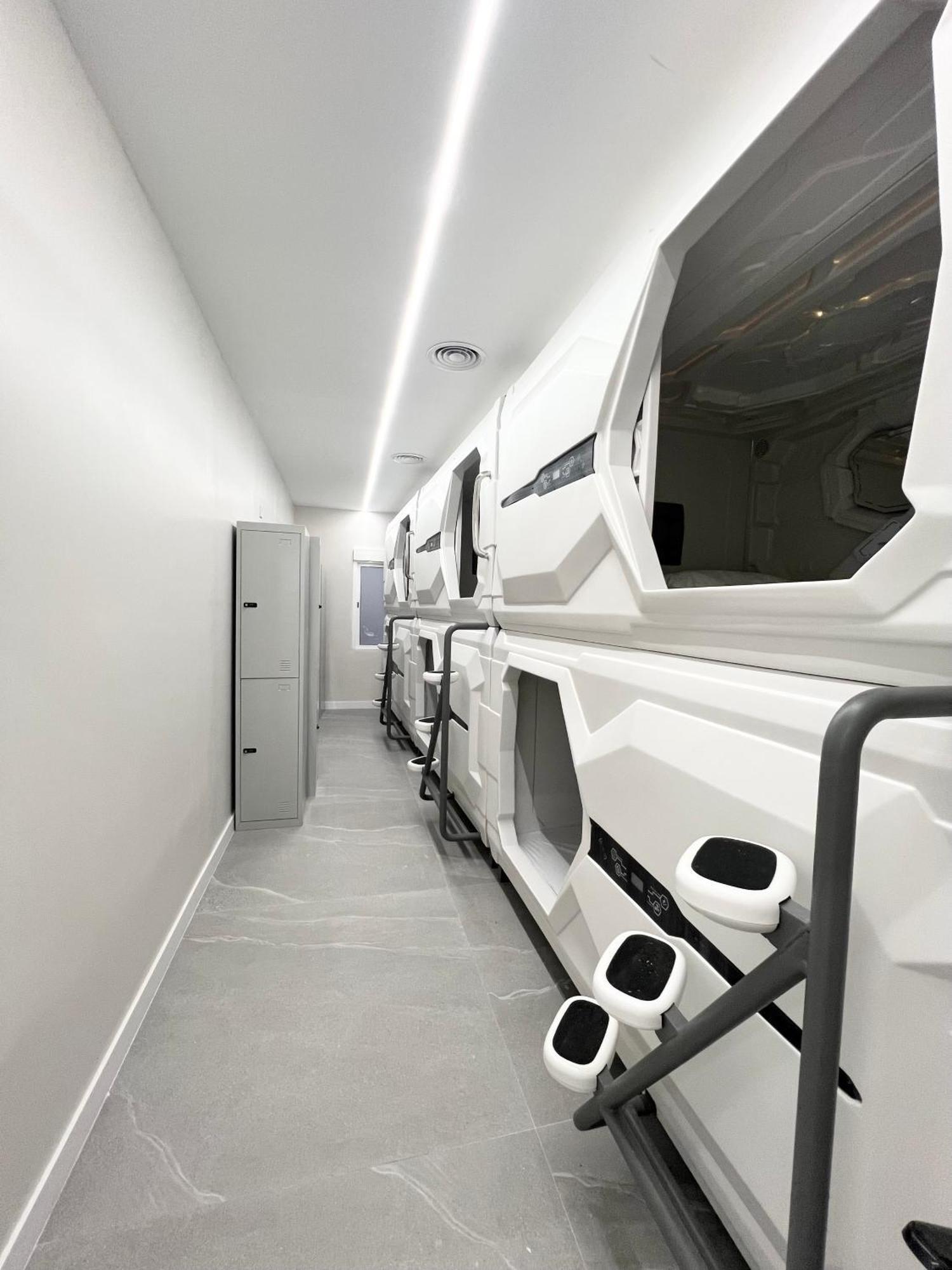 Hostel Space Capsule Madrid Luaran gambar