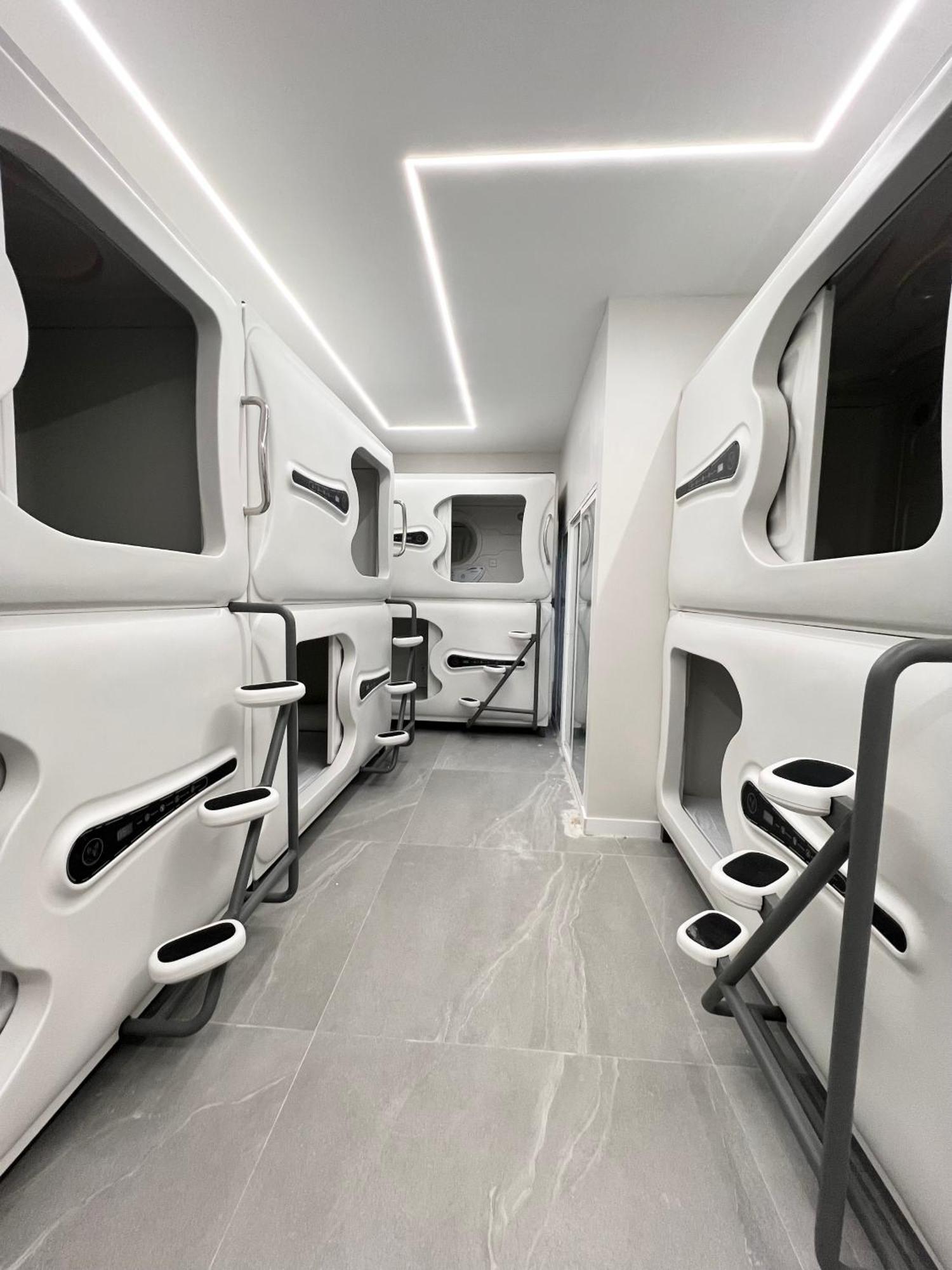 Hostel Space Capsule Madrid Luaran gambar