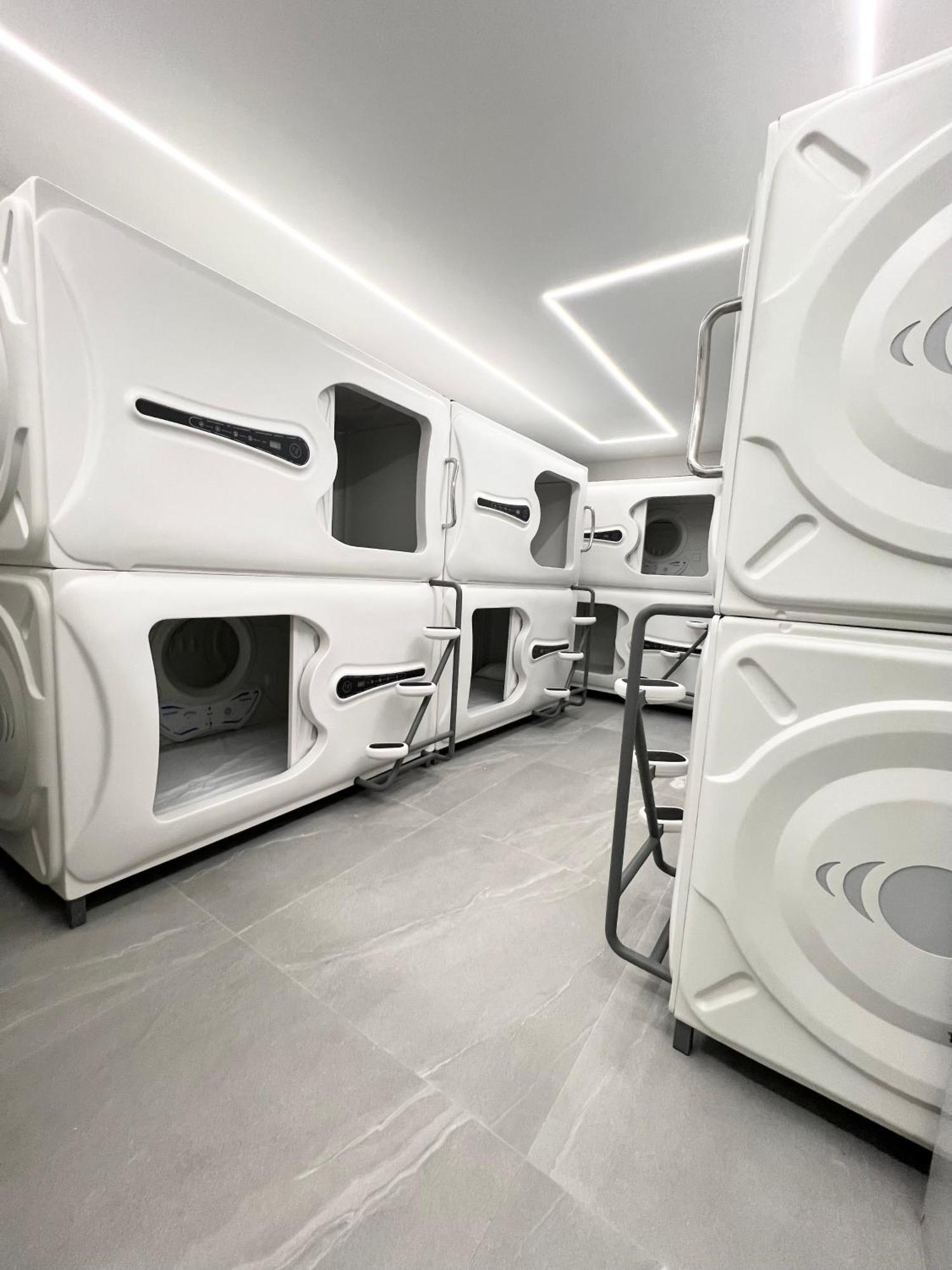 Hostel Space Capsule Madrid Luaran gambar