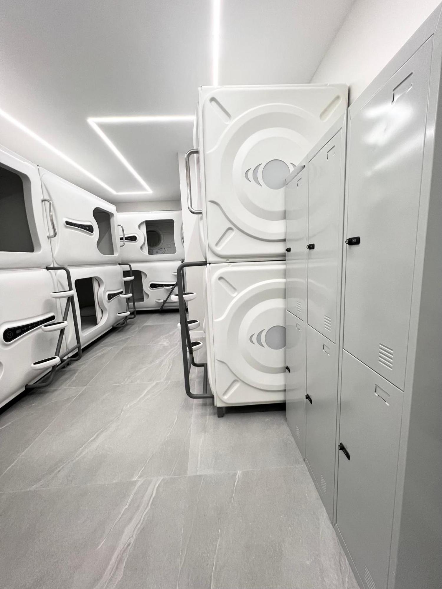 Hostel Space Capsule Madrid Luaran gambar
