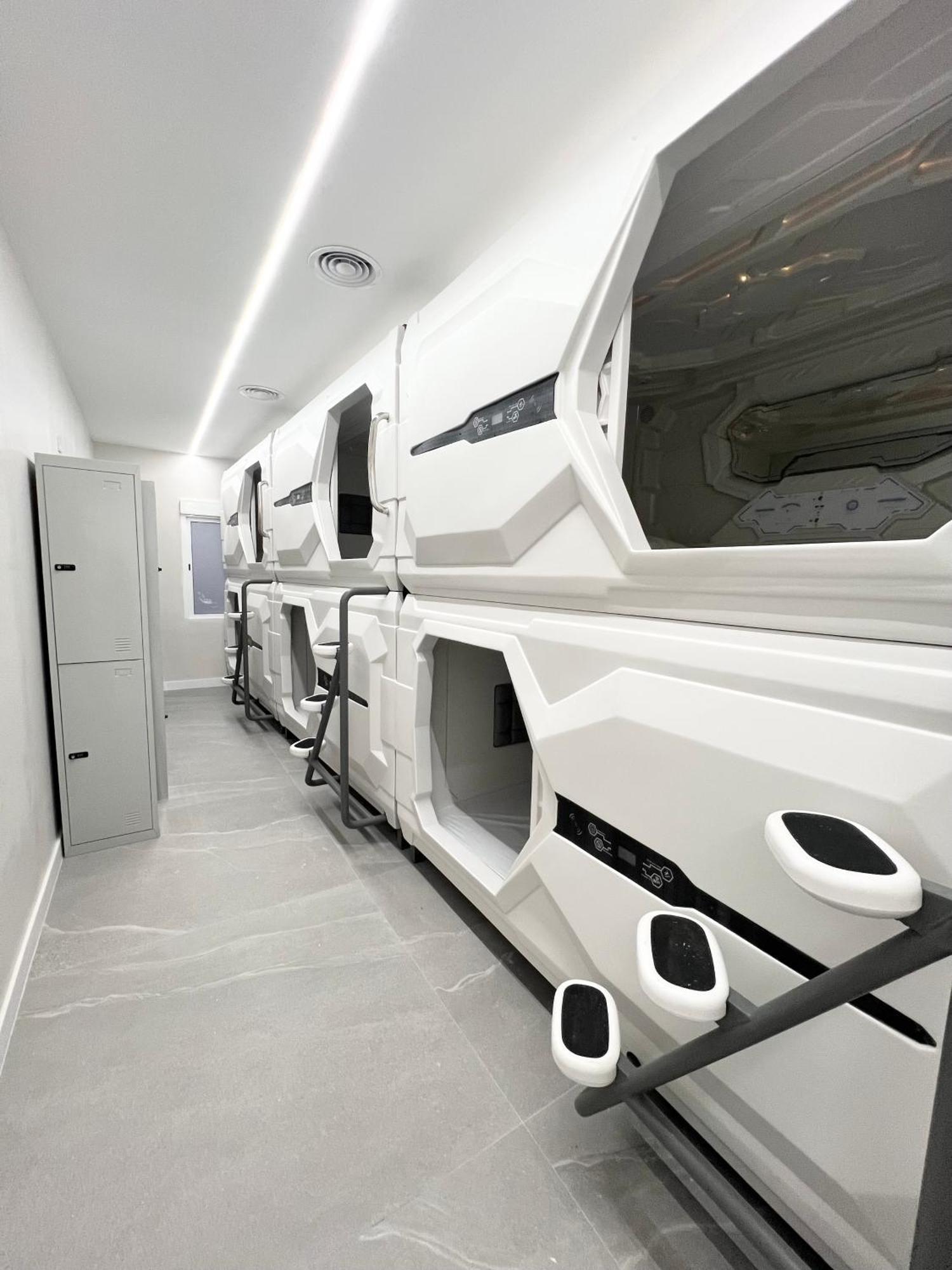 Hostel Space Capsule Madrid Luaran gambar