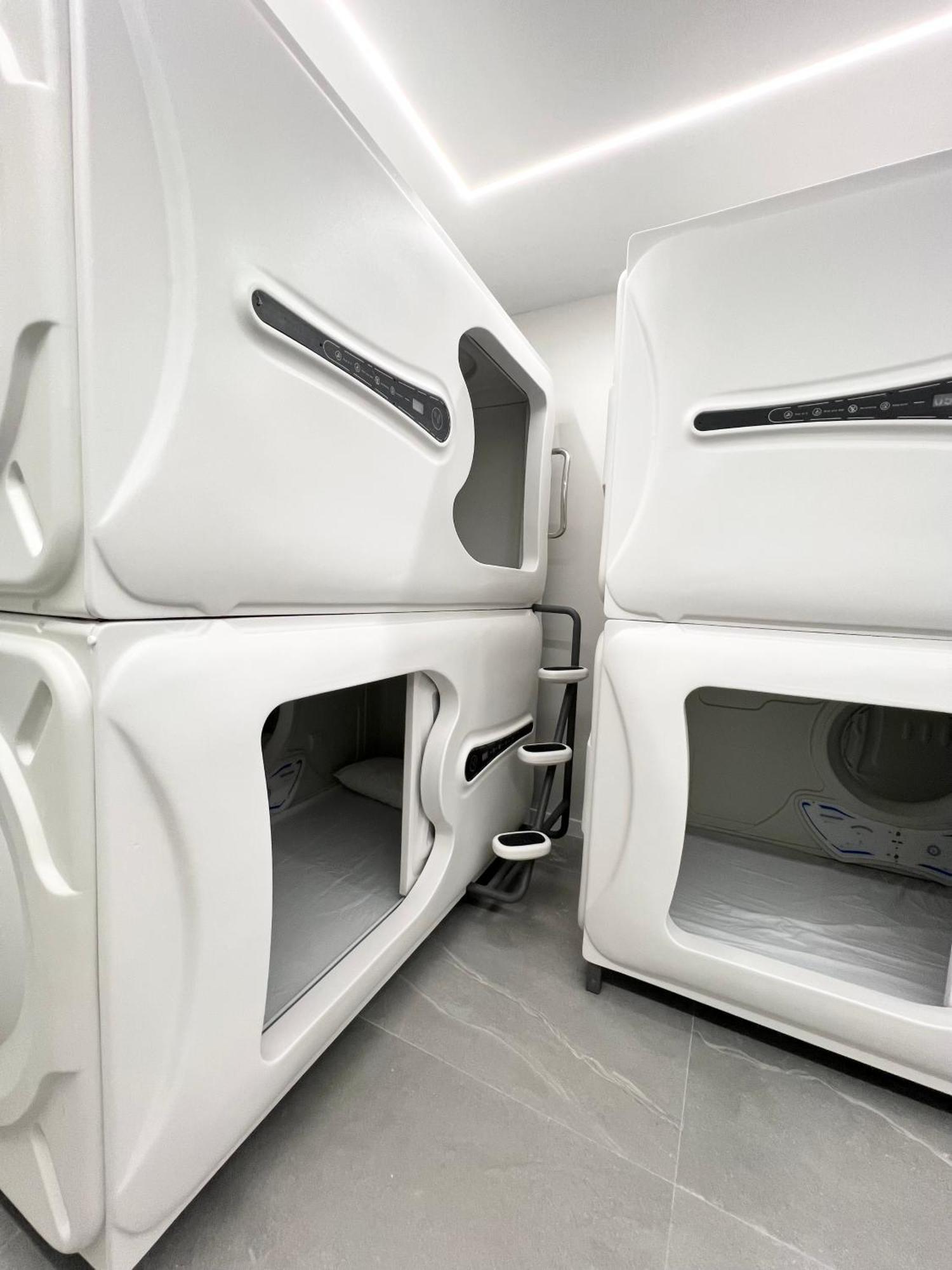 Hostel Space Capsule Madrid Luaran gambar