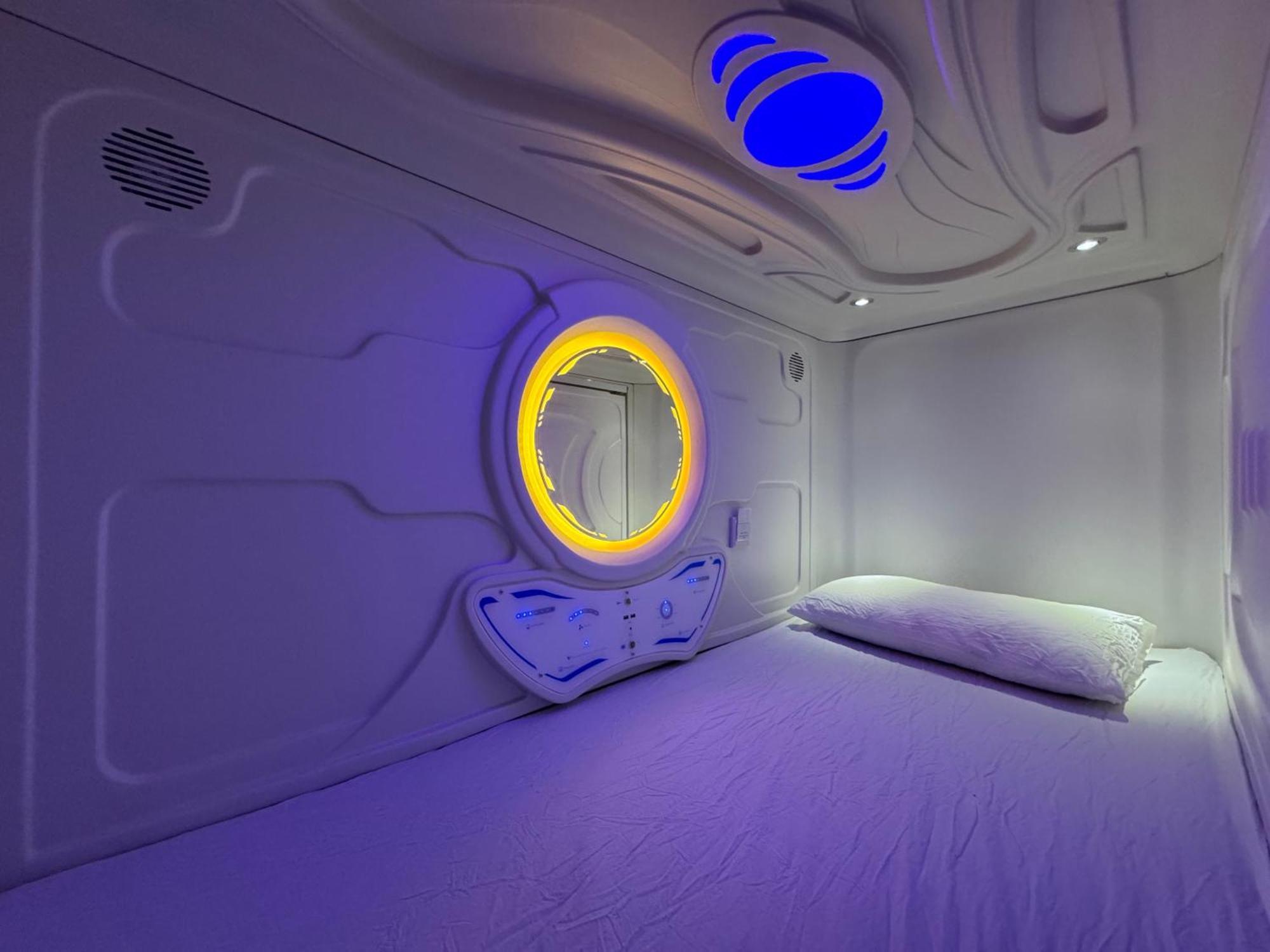 Hostel Space Capsule Madrid Luaran gambar