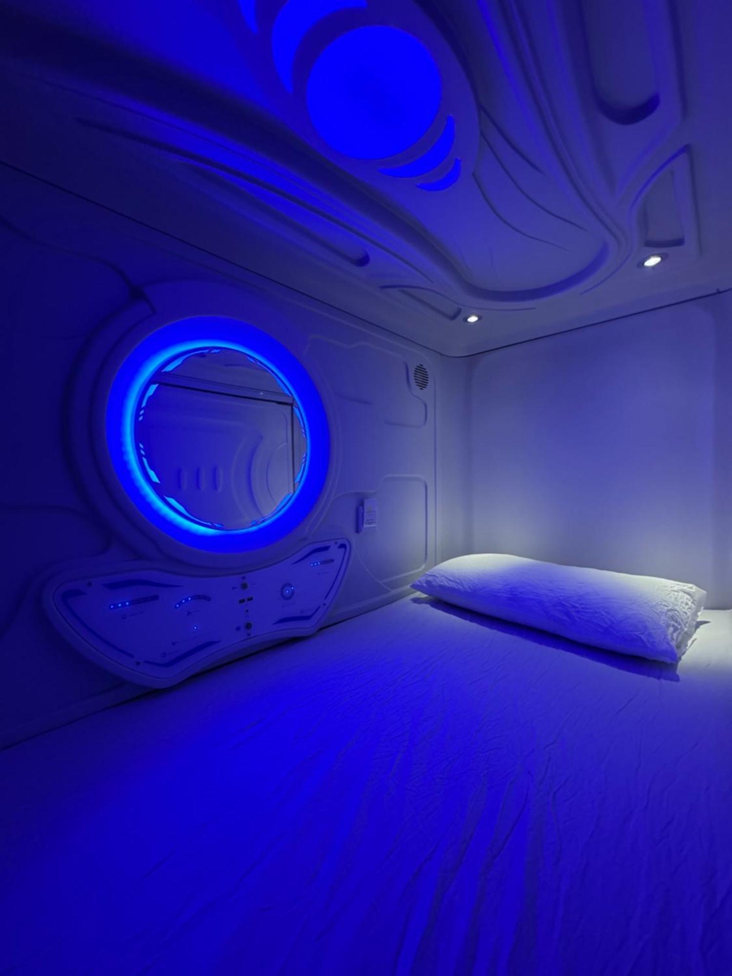 Hostel Space Capsule Madrid Luaran gambar