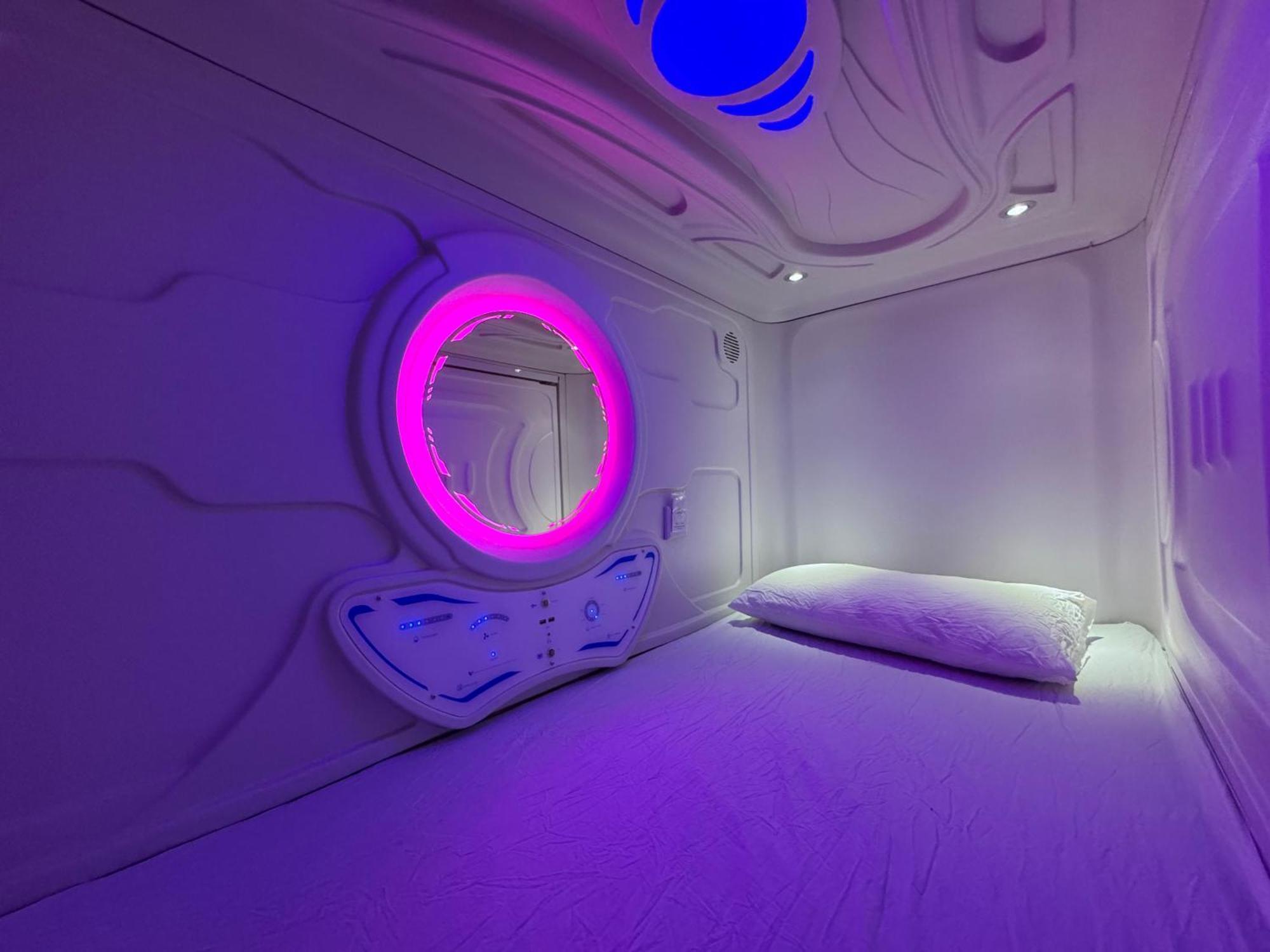 Hostel Space Capsule Madrid Luaran gambar