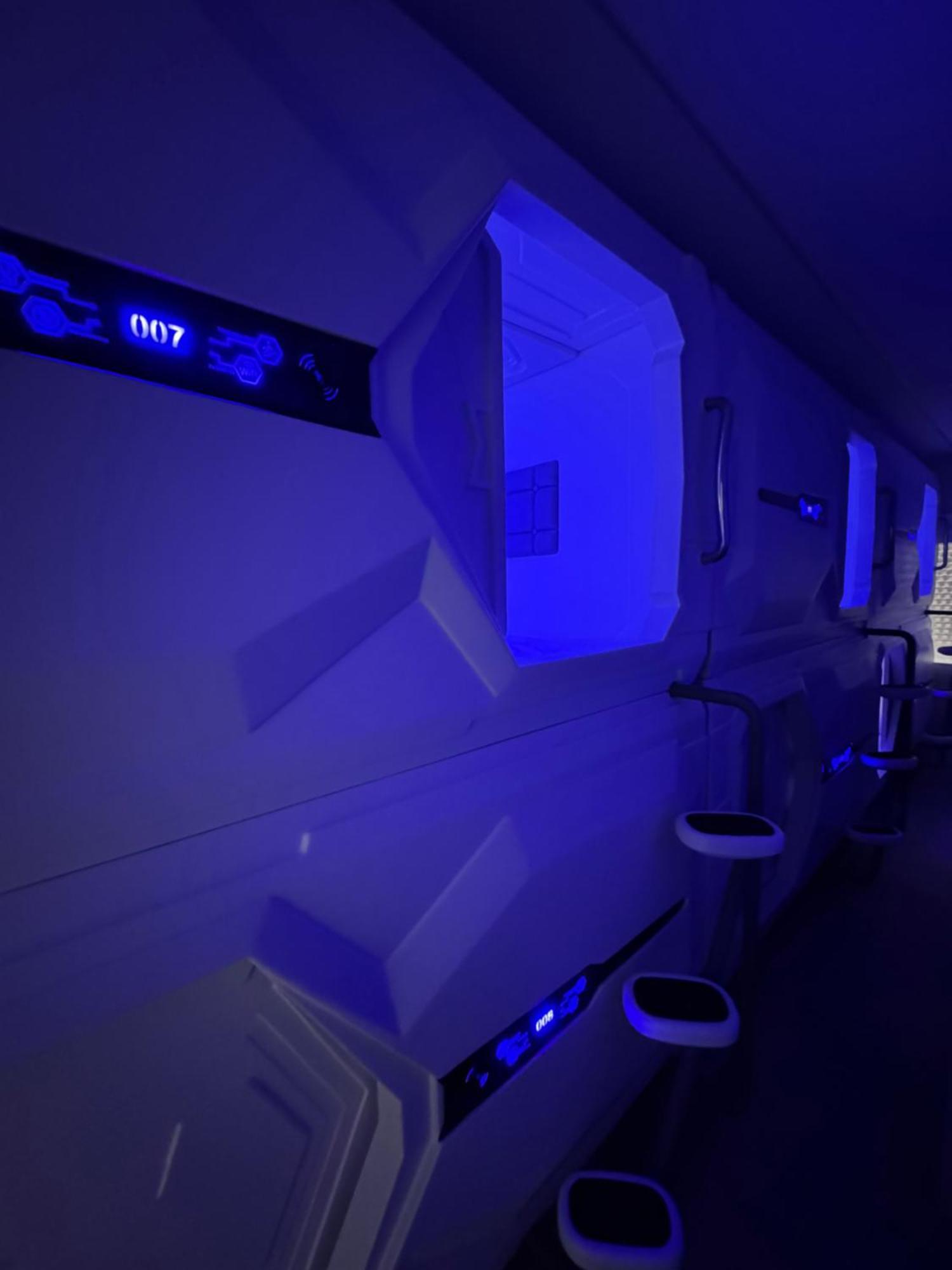 Hostel Space Capsule Madrid Luaran gambar