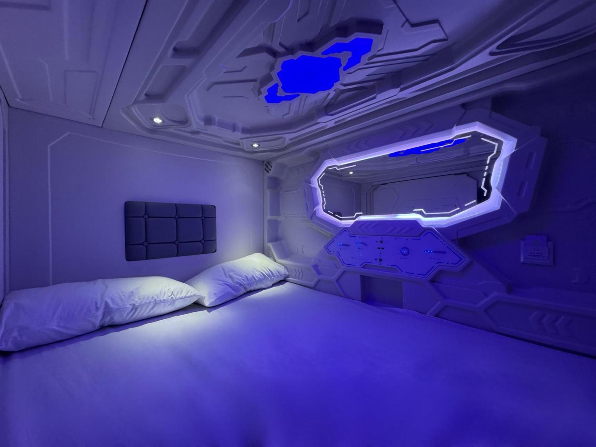 Hostel Space Capsule Madrid Luaran gambar