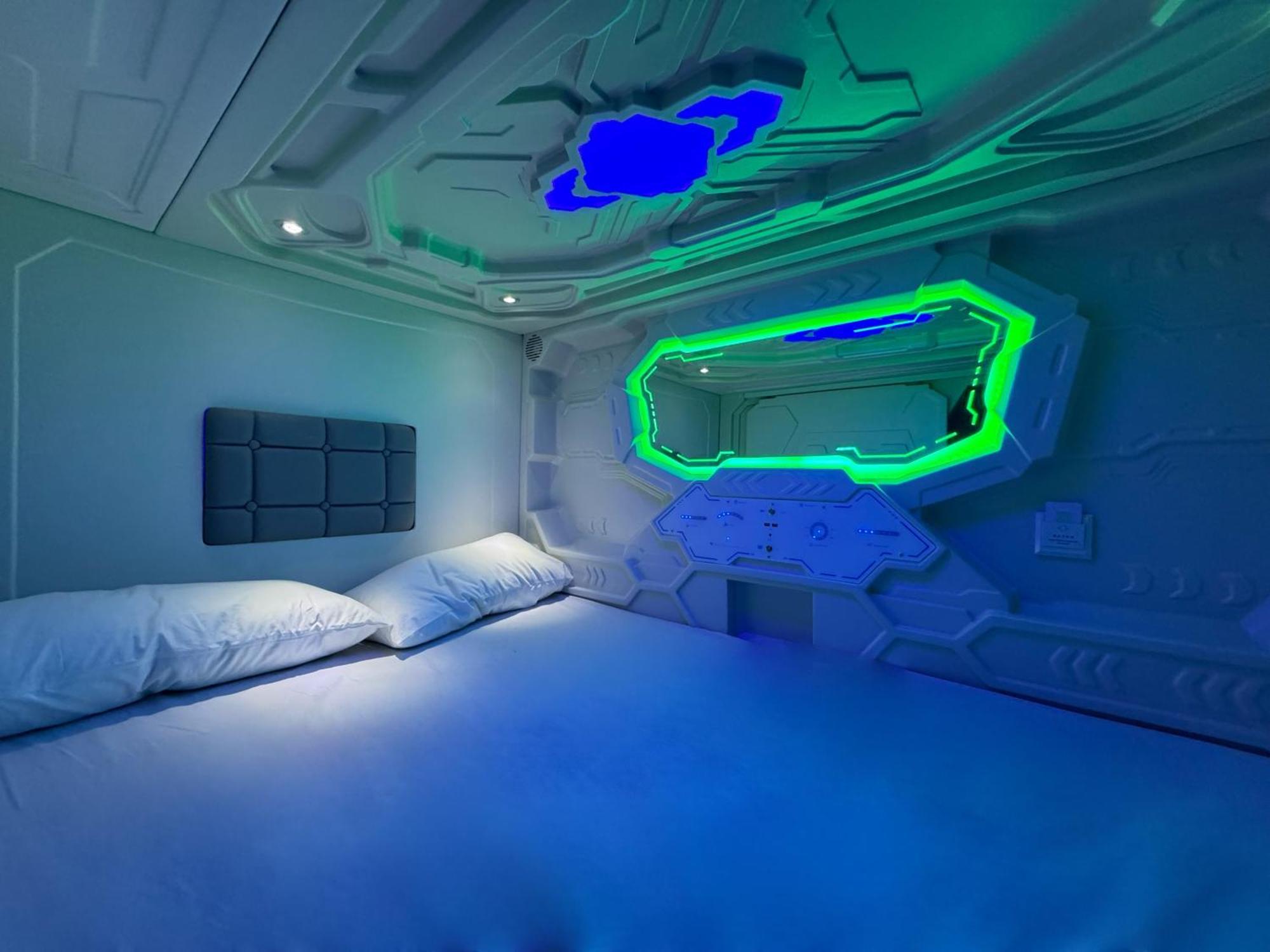 Hostel Space Capsule Madrid Luaran gambar
