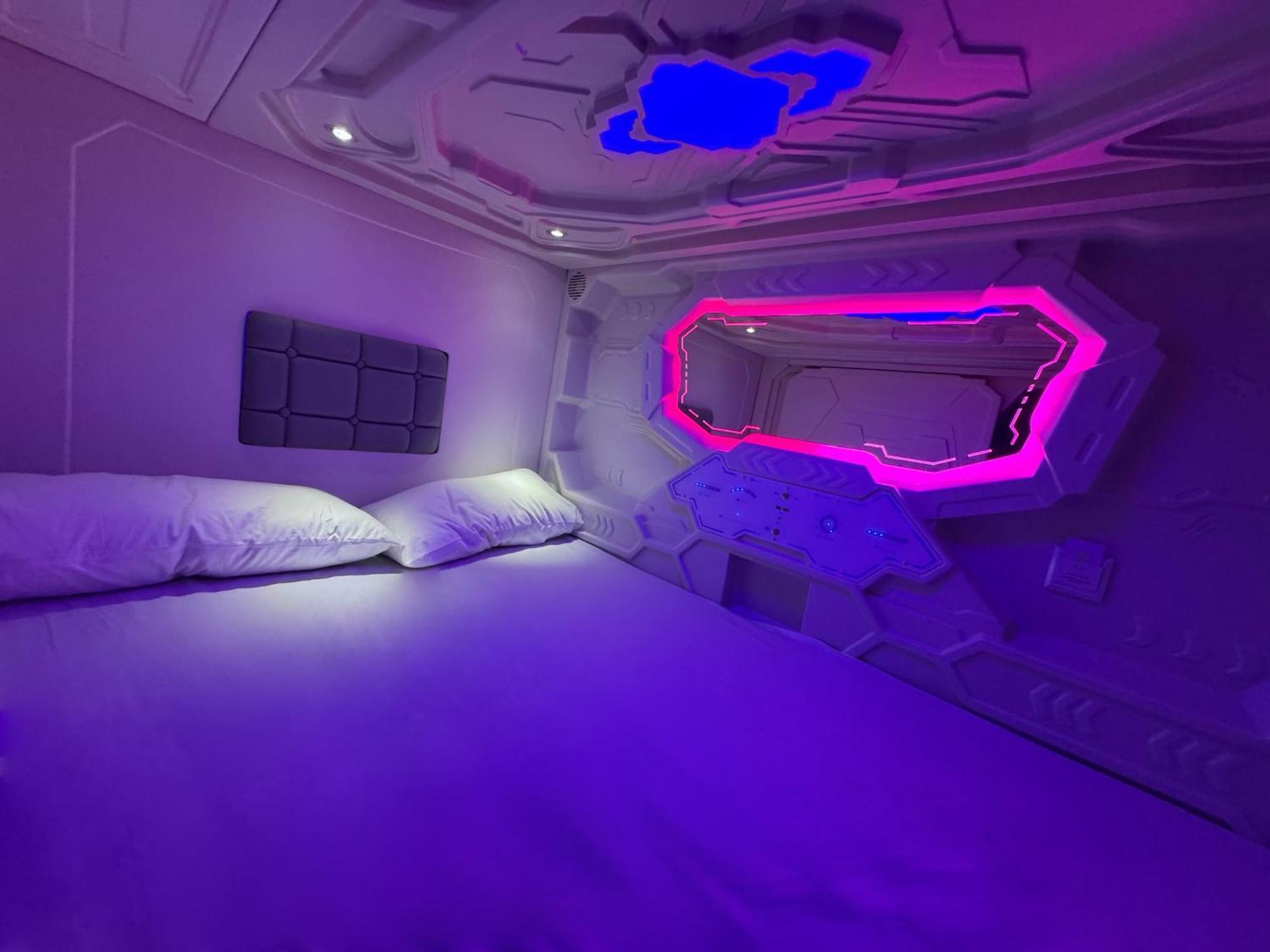 Hostel Space Capsule Madrid Luaran gambar